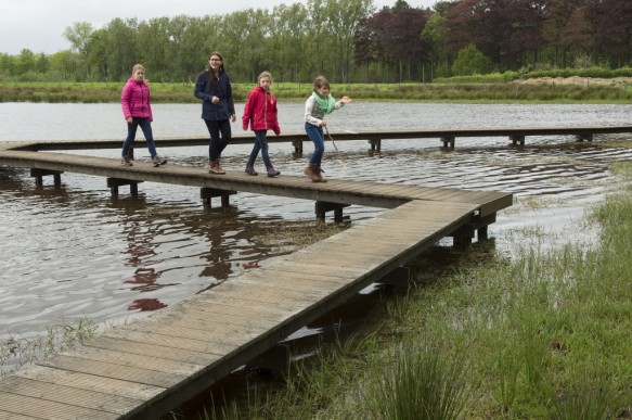 Kinderen spelen in de natuur.