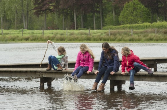 Kinderen spelen in de natuur.