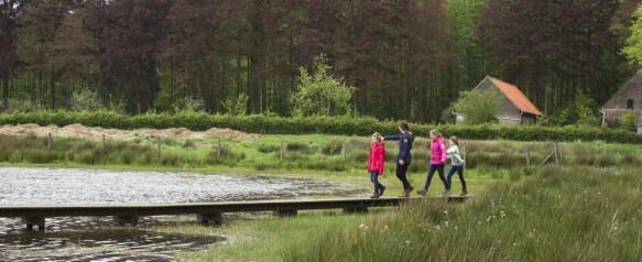 Kinderen spelen in de natuur.