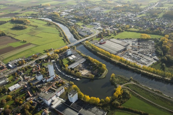 Industrie langs de Bovenschelde.