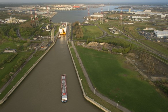 Waaslandhaven met de Kallosluis.