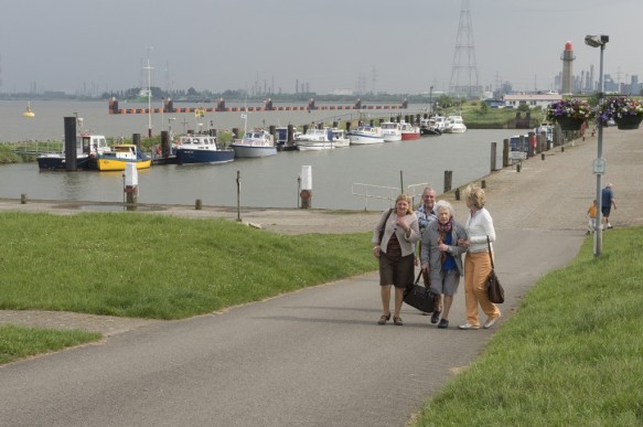 Wandelen op de Scheldedijk bij Doel.