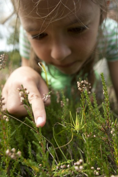 Kind in de natuur.