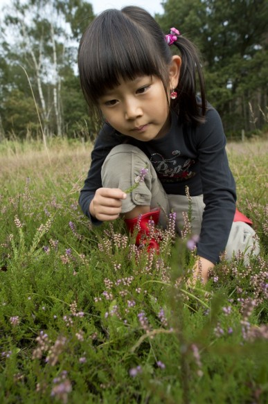 Kind in de natuur.