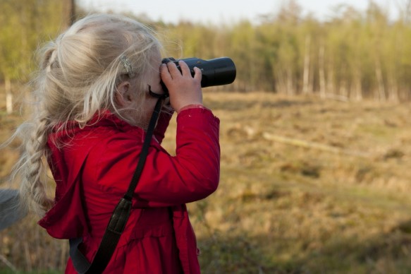 Kind in de natuur.