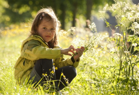 Kind in de natuur.
