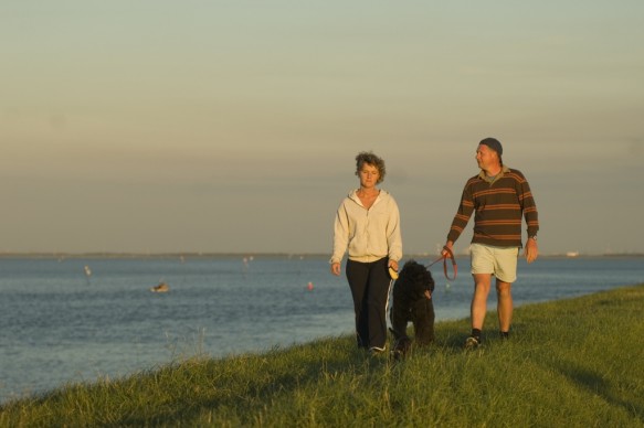 Wandelen aan de kust.