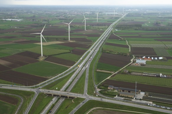Autosnelweg met windturbines.
