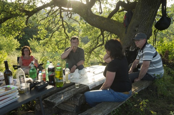 Picknicken in de natuur.