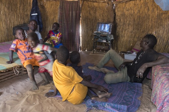 Familie in hut in Senegal.