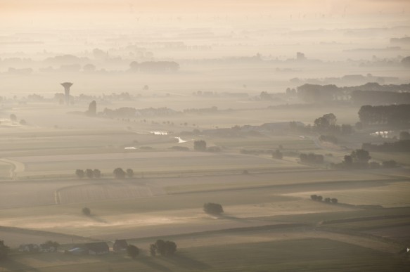 Polders in de nevel.