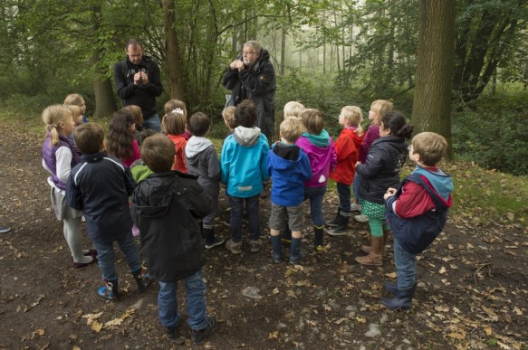 Kinderen in het bos.