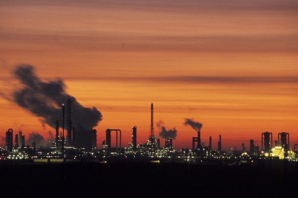Industrie nabij de Westerschelde.