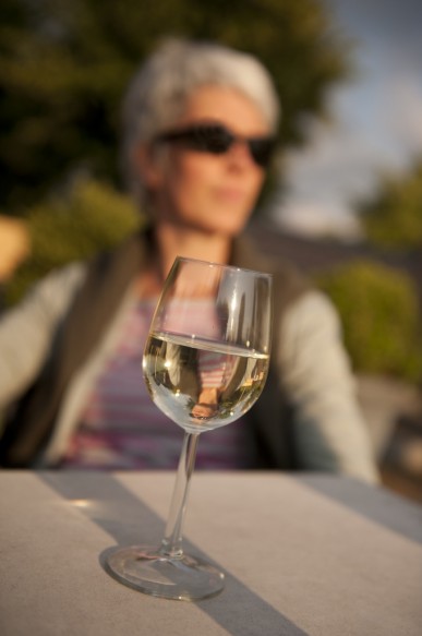 Toerist op terras.