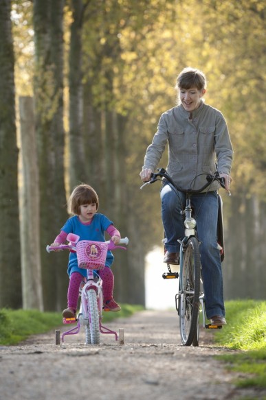 Fietsen op liniedijk.