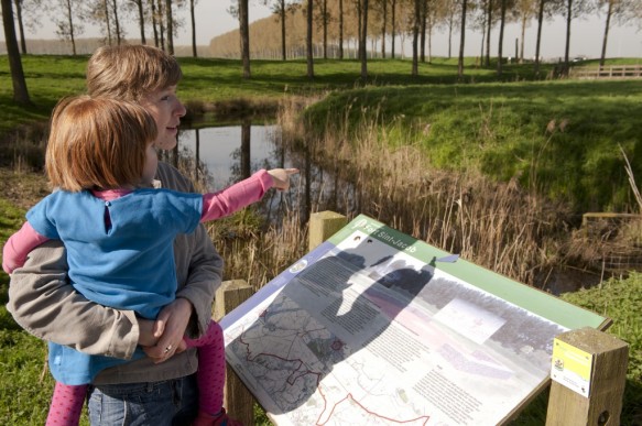 Toeristen bij Fort Sint-Jacob.